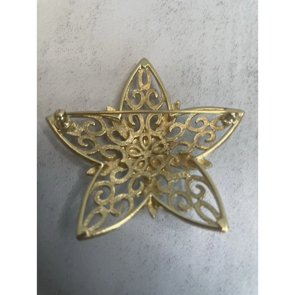 VTG Signed Monet 5 Point Gold Tone Filigree Star Brooch - Picture 3 of 5